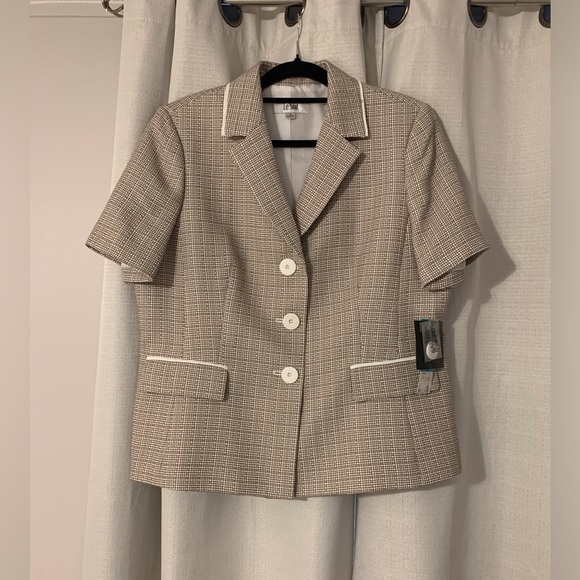 Le Suit Beautiful top. NWT. Size 16 - Picture 1 of 10